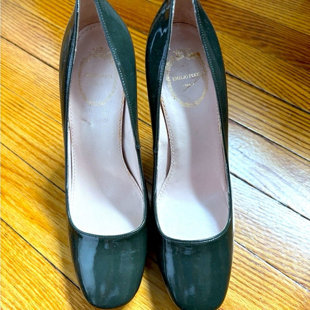 Emilio Pucci/Italy. Elegant Green Pumps 6 1/2 with platform. Multicolour sole.